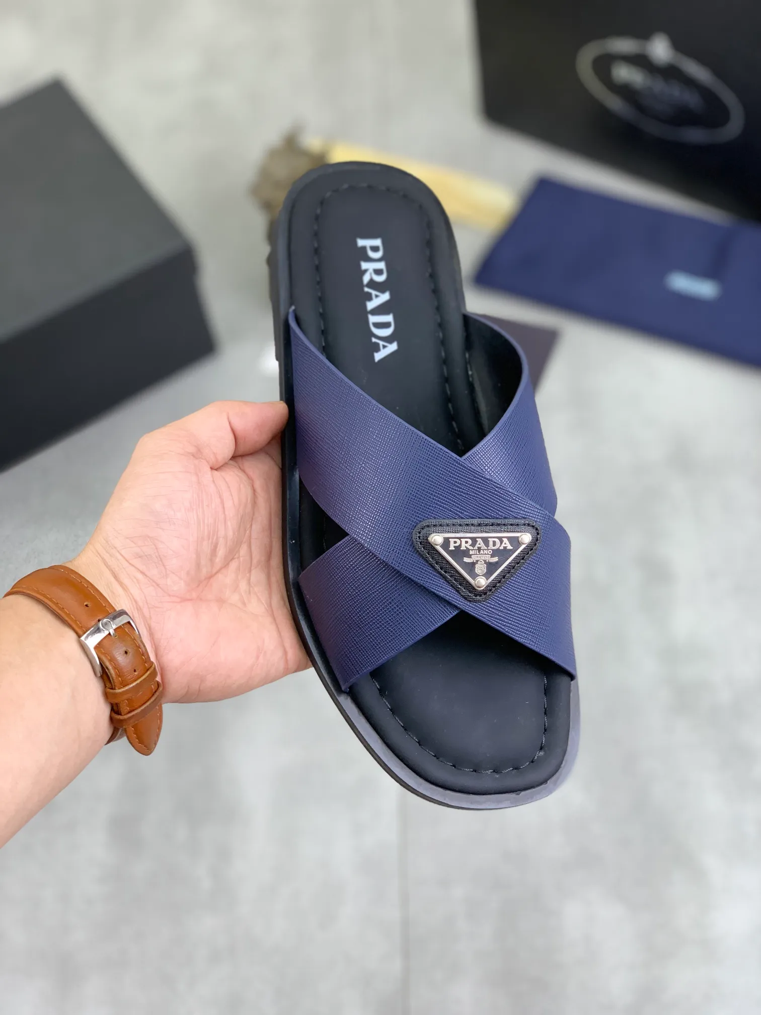 Men's shoes 💰P300💰【New style】🎁🎁🎁 PRADA Prada's new casual slippers, original official website 1:1, perfect workmanship, transmitting a kind of noble luxury, sublimating its definition of luxury in Prada's high-end extraordinary craftsmanship. Original combination outsole, code number: 38-44 (45 customized) 4️⃣colors🉑️ to choose from
